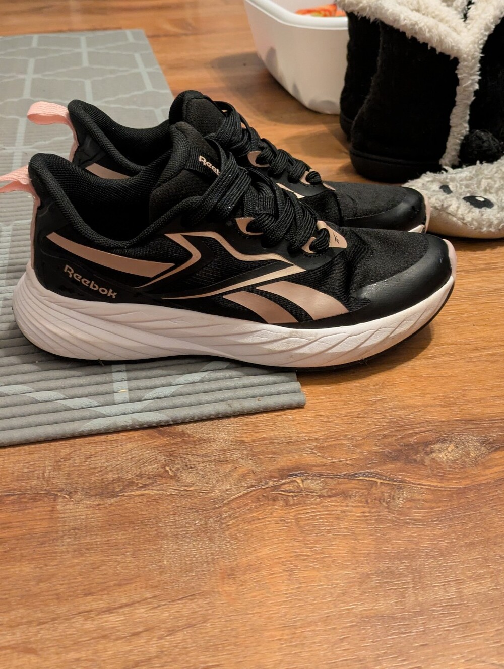 6.5 Reebok Sneakers - Picture 4 of 10